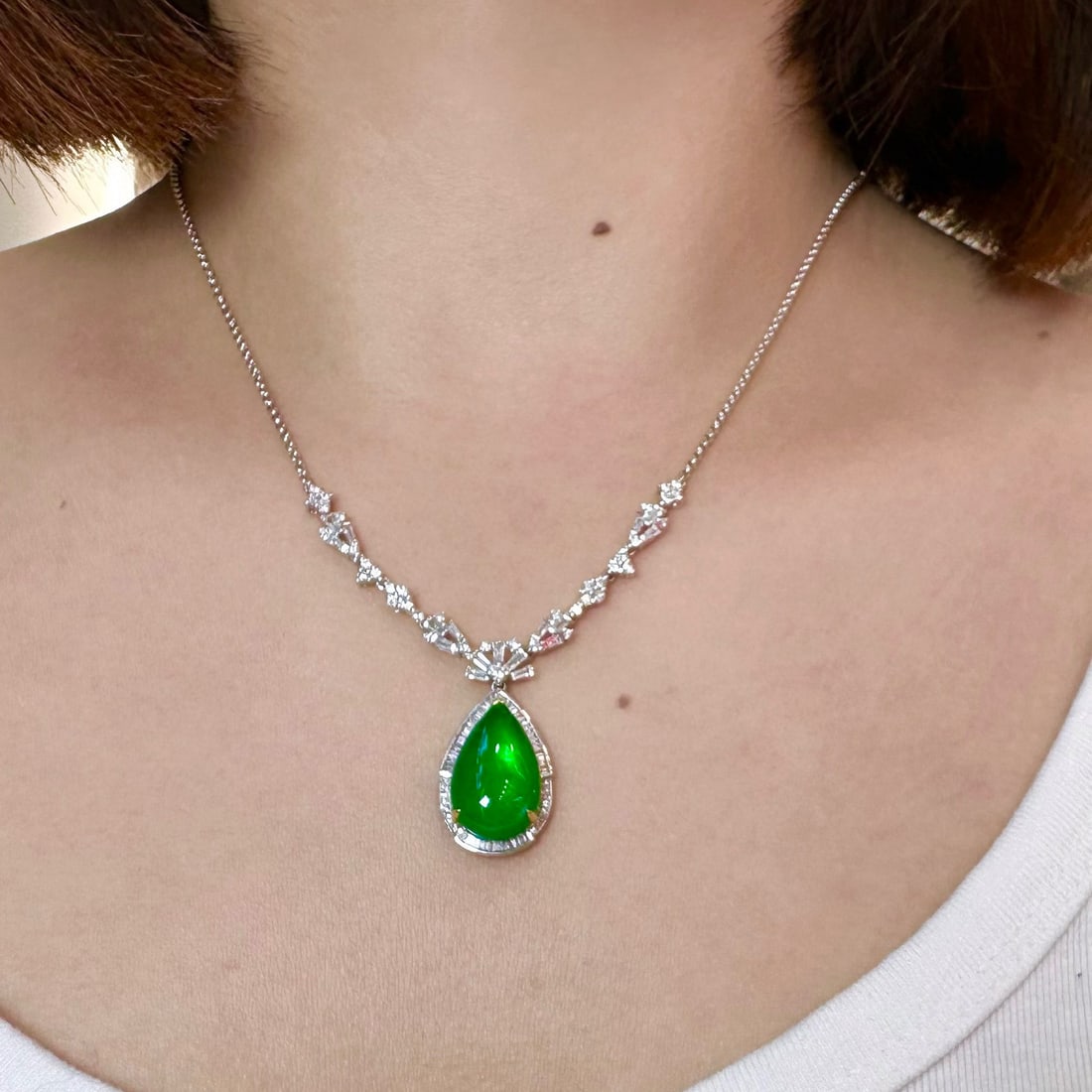 14k Gold 8.27 Ct Vivid Green Natural Emerald & Diamond Necklace - 3