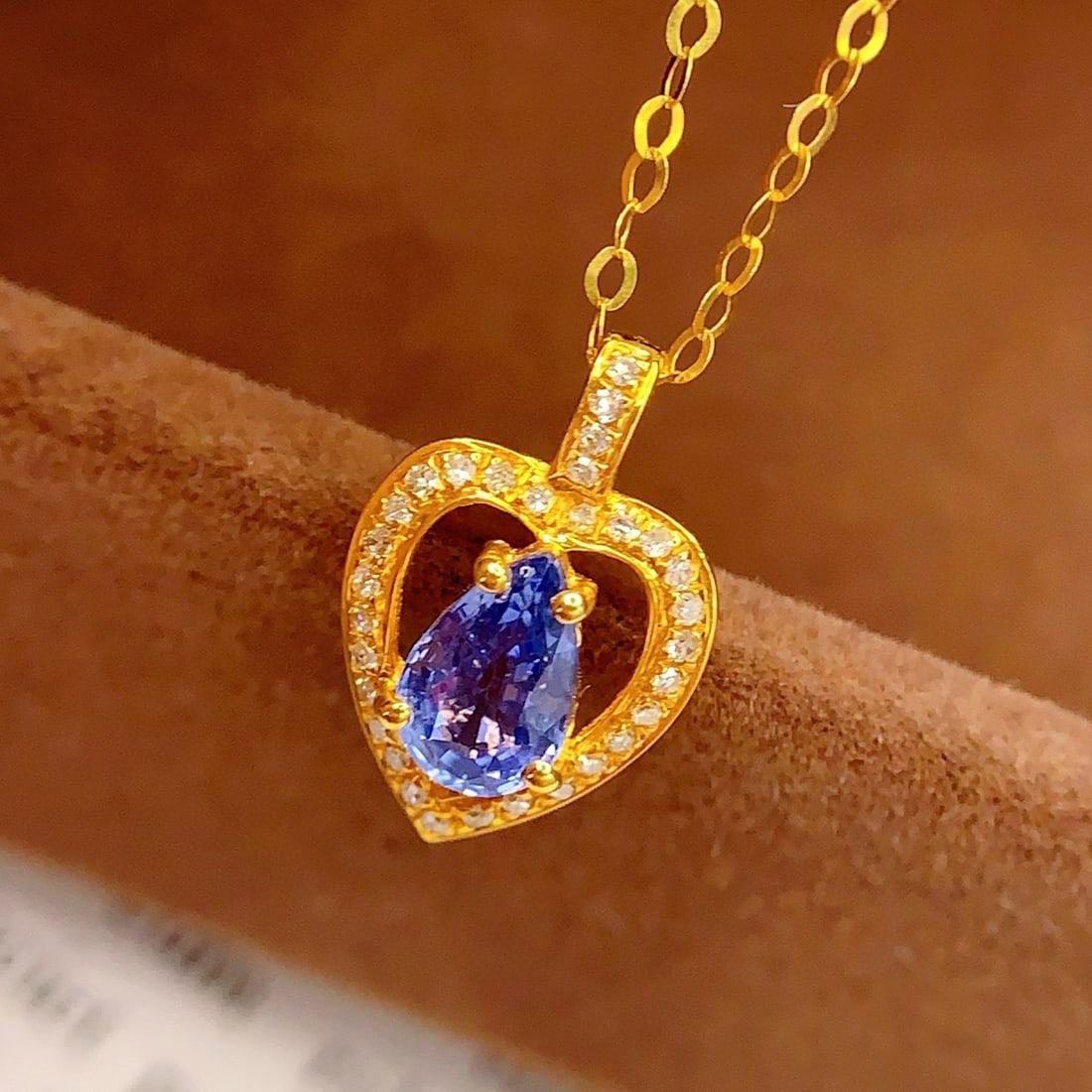 14k Gold 0.8 Ct Natural Sapphire & Diamond Necklace: Ref:230998180 // gold content:14k gold // main gemstone:sapphire // shape:pear // carat weight:0. 8ct // color:blue // treatment:natural // // adjacent gemstone 2 : diamond // number of stones:31 //