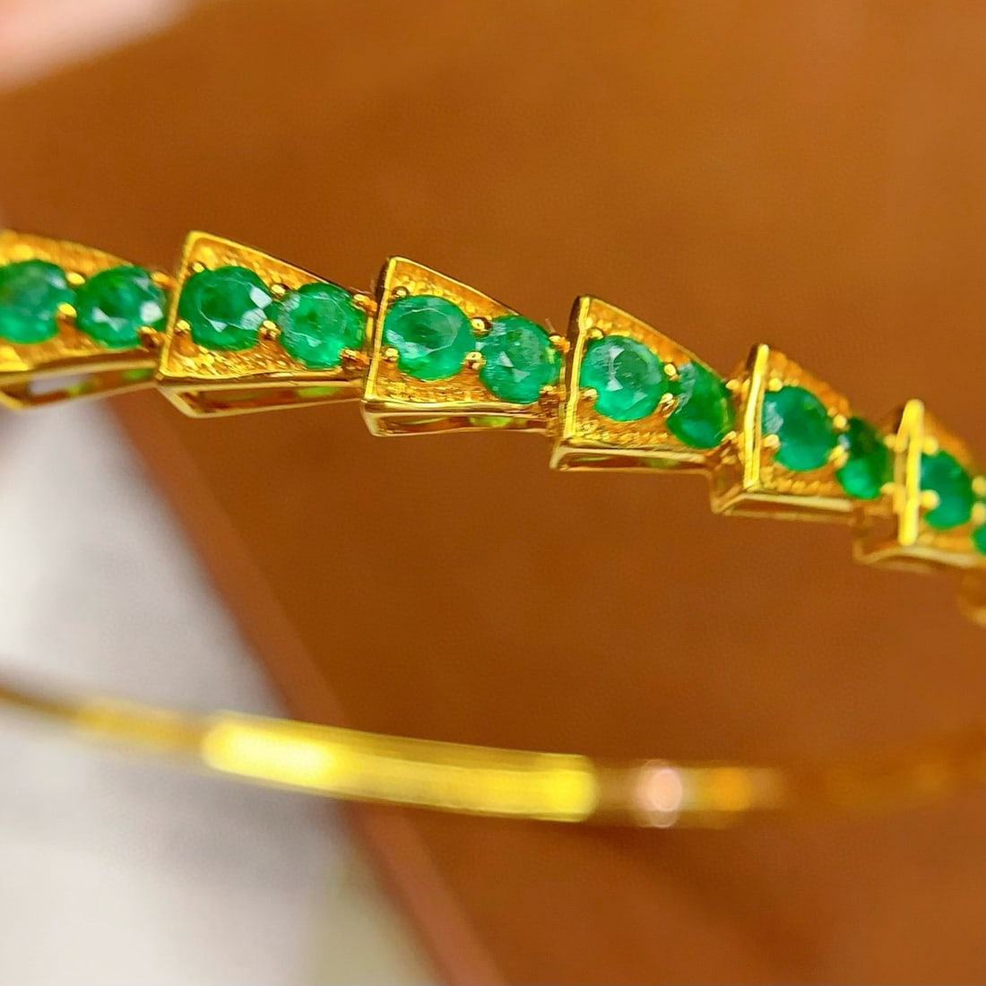14k Gold 3.5 Ct Vivid Green Natural Emerald Bangle - 2