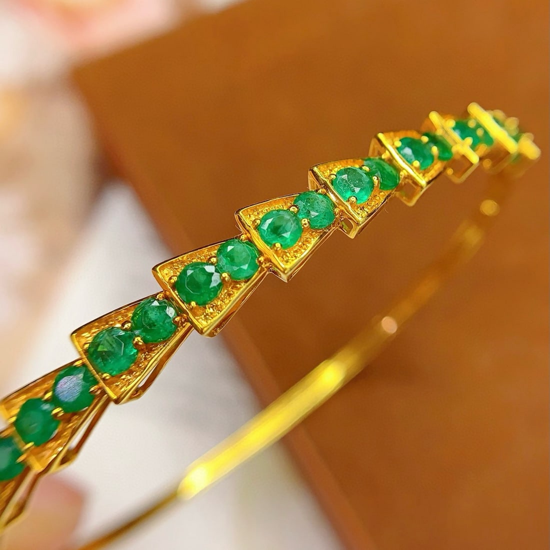 14k Gold 3.5 Ct Vivid Green Natural Emerald Bangle - 3