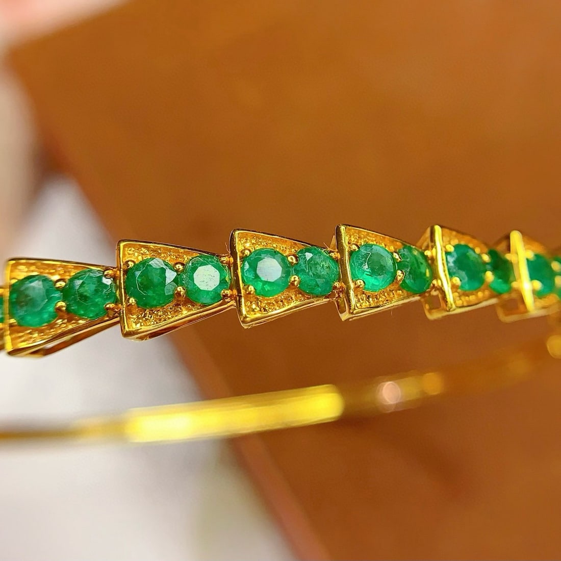 14k Gold 3.5 Ct Vivid Green Natural Emerald Bangle - 4