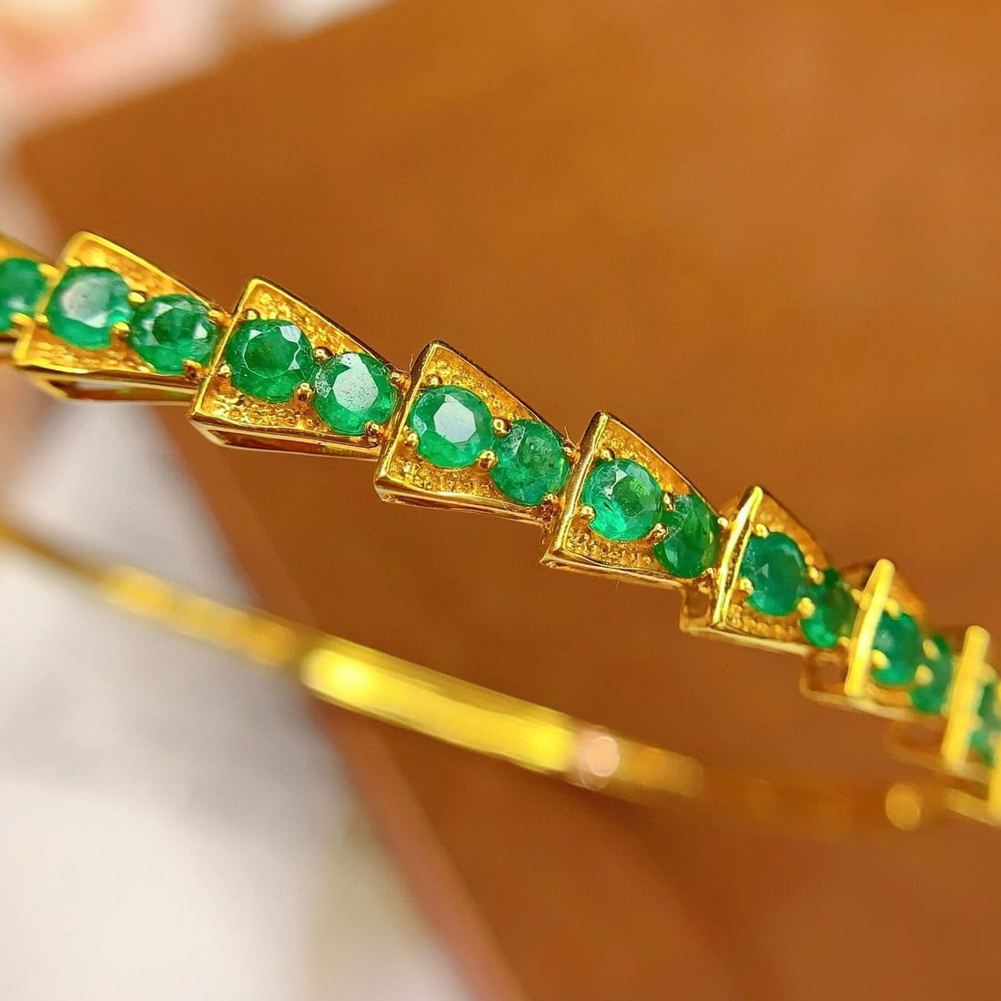 14k Gold 3.5 Ct Vivid Green Natural Emerald Bangle - 5