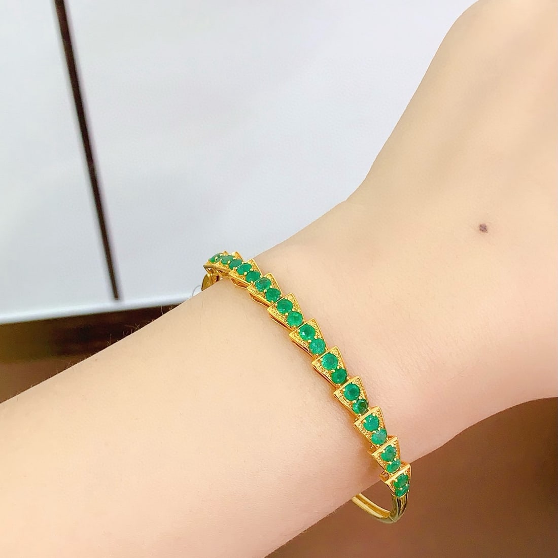 14k Gold 3.5 Ct Vivid Green Natural Emerald Bangle - 6