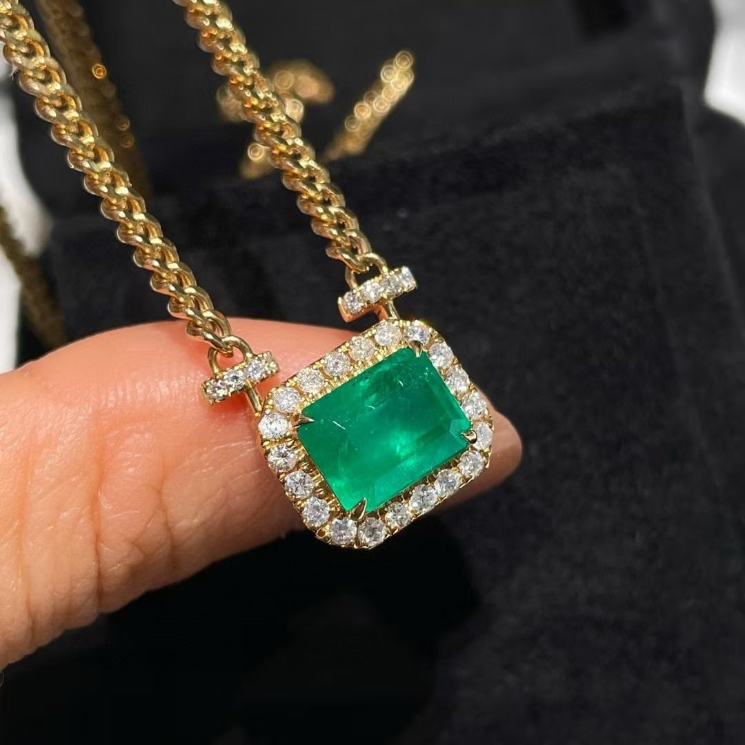 14k Gold 3.2 Ct Vivid Green Natural Emerald & Diamond Necklace - 4