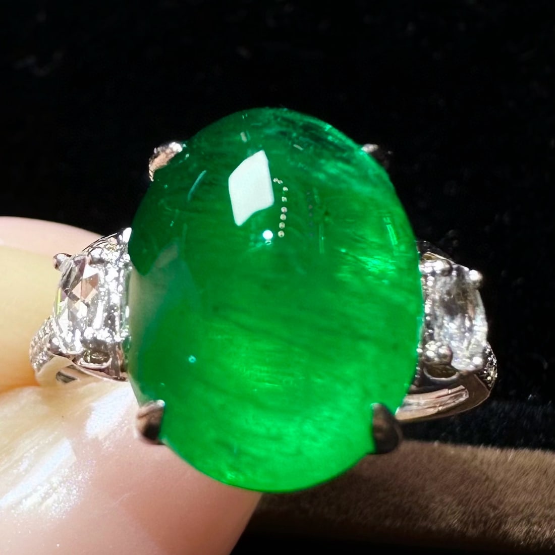 14k Gold 6.04 Ctw Vivid Green Natural Emerald & Diamond Ring: Ref:230998189 // gold content:14k gold // ring size:7. 25us // // main gemstone:emerald // shape:oval // carat weight:5. 87ct // color:vivid green // treatment:natural // // adjacent gemstone 2 : diam