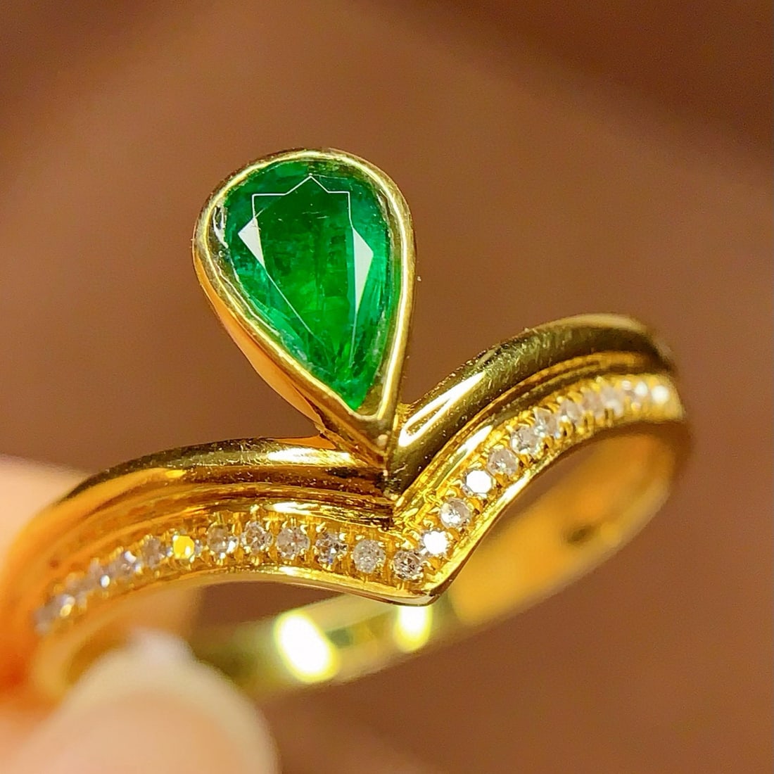 14k Gold 0.42 Ct Vivid Green Natural Emerald & Diamond Ring: Ref:230998193 // gold content:14k gold // ring size:7. 25us // // main gemstone:emerald // shape:pear // carat weight:0. 42ct // color:vivid green // treatment:natural // // adjacent gemstone 2 :
