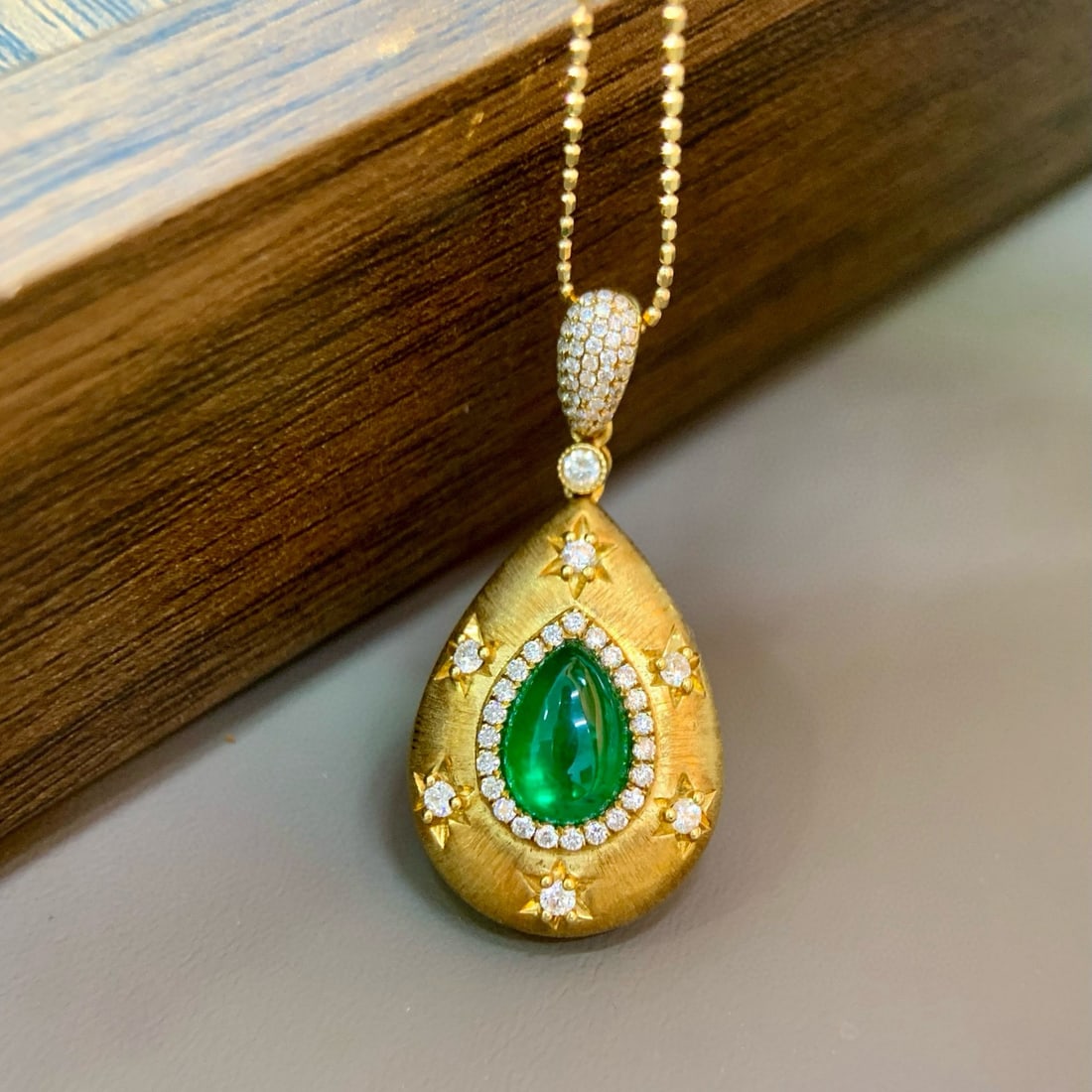 14k Gold 1.87 Ctw Vivid Green Natural Emerald & Diamond Pendant( Without Chain ): Ref:230998192 // gold content:14k gold // main gemstone:emerald // shape:pear // carat weight:1. 49ct // color:vivid green // treatment:natural // // adjacent gemstone 2 : diamond // shape:round // ca