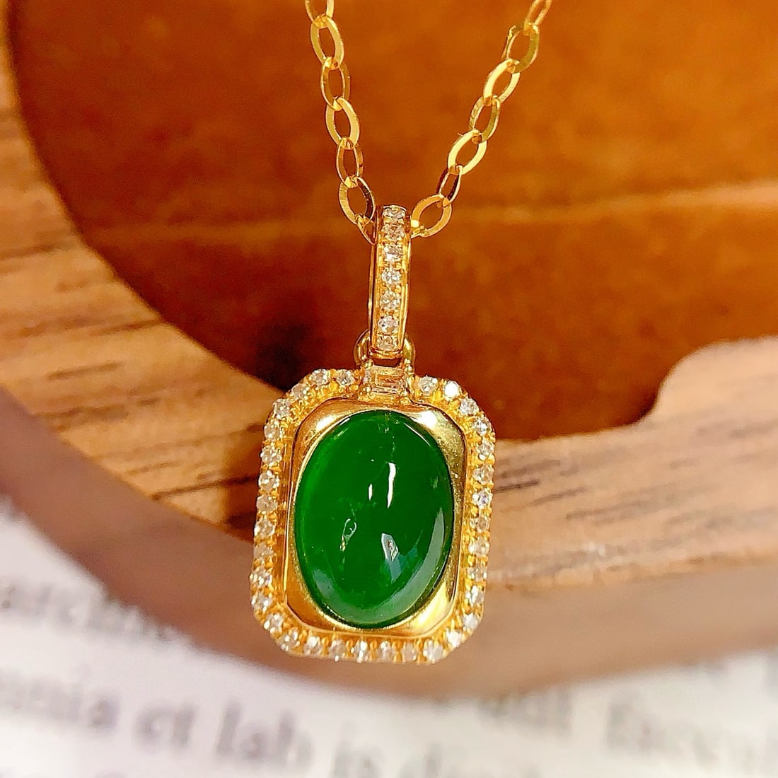 14k Gold 1 Ct Vivid Green Natural Emerald & Diamond Pendant( Without Chain ): Ref:230998195 // gold content:14k gold // main gemstone:emerald // shape:oval // carat weight:1ct // color:vivid green // treatment:natural // // adjacent gemstone 2 : diamond // number of stones:40 /