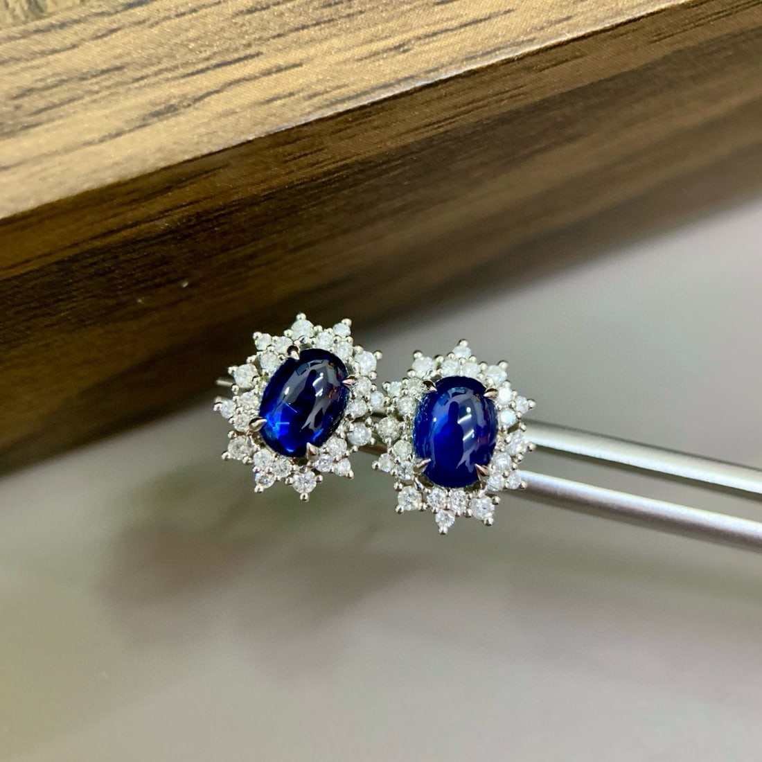 14k Gold 2.13 Ctw Natural Sapphire & Diamond Earrings: Ref:230998199 // gold content:14k gold // main gemstone:sapphire // shape:oval // carat weight:1. 77ct // color:blue // treatment:natural // // adjacent gemstone 2 : diamond // shape:round // carat