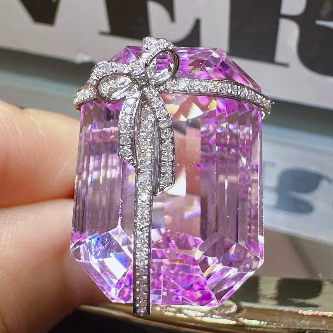 14k Gold 38.95 Ctw Natural Kunzite & Diamond Ring: Ref:230998214 // gold content:14k gold // ring size:7. 25us // // main gemstone:kunzite // shape:octagonal // carat weight:38. 45ct // color:purple // treatment:natural // // adjacent gemstone 2 :