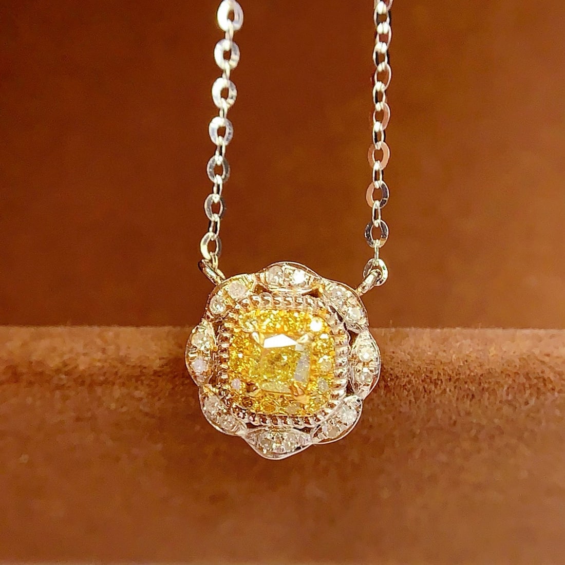 14k Gold 0.27 Ct Natural Yellow Diamond & Diamond Necklace: Ref:230998222 // gold content:14k gold // main gemstone:yellow diamond // shape:cushion // carat weight:0. 27ct // color:yellow // treatment:natural // // adjacent gemstone 2 : diamond // number of