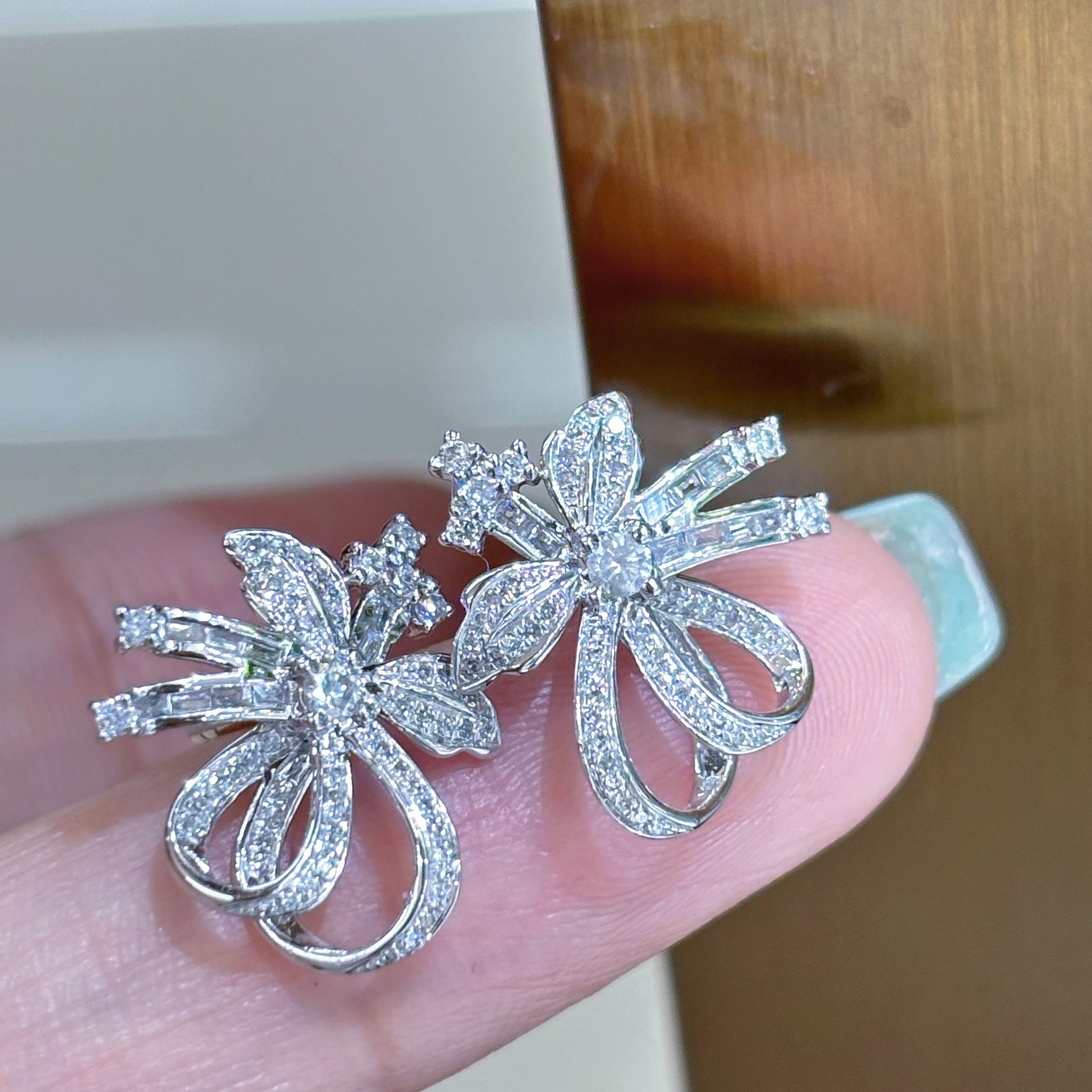 14k Gold 0.45 Ct Natural H Diamond Earrings: Ref:230998217 // gold content:14k gold // main gemstone:diamond // shape:multiply // carat weight:0. 45ct // clarity grade:vs-si // color:h // treatment:natural // Condition: New High Estimate: 2500