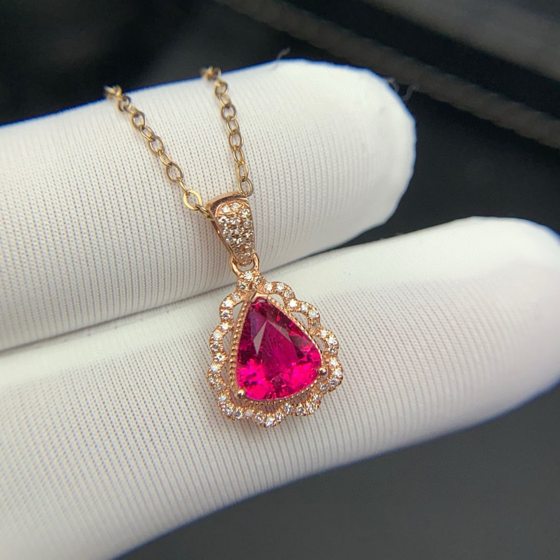 14k Gold 1.4 Ct Natural Tourmaline & Diamond Pendant( Without Chain ): Ref:230998234 // gold content:14k gold // main gemstone:tourmaline // shape:pear // carat weight:1. 4ct // color:red // treatment:natural // // adjacent gemstone 2 : diamond // shape:round // clarity
