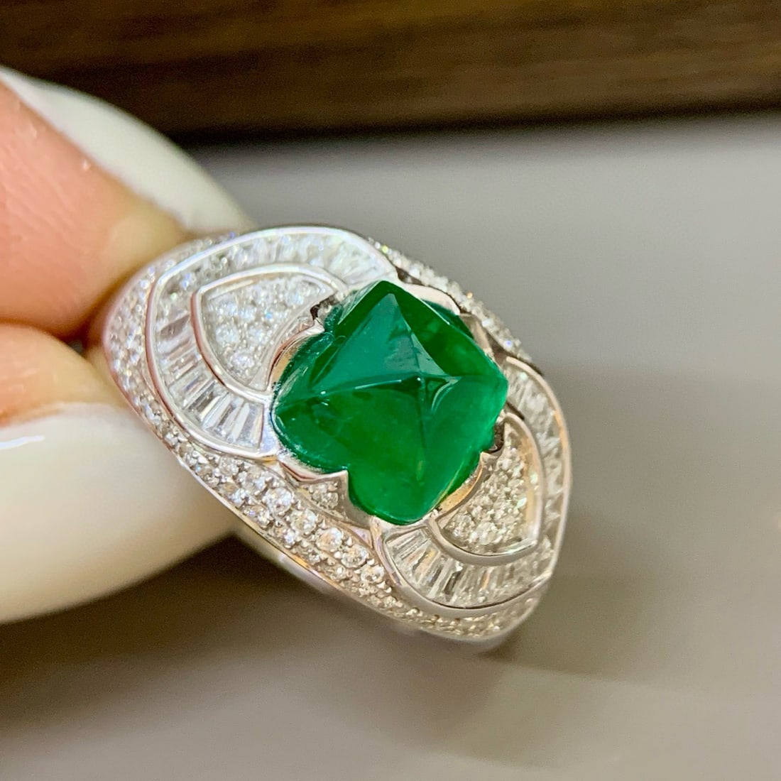 14k Gold 3.08 Ctw Vivid Green Natural Emerald & Diamond Ring: Ref:230998223 // gold content:14k gold // ring size:7. 25us // // main gemstone:emerald // shape:suger-loaf // carat weight:2. 33ct // color:vivid green // treatment:natural // // adjacent gemstone 2