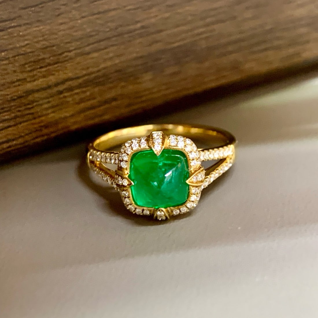 14k Gold 2.01 Ctw Vivid Green Natural Emerald & Diamond Ring: Ref:230998225 // gold content:14k gold // ring size:7. 25us // // main gemstone:emerald // shape:suger-loaf // carat weight:1. 77ct // color:vivid green // treatment:natural // // adjacent gemstone 2 