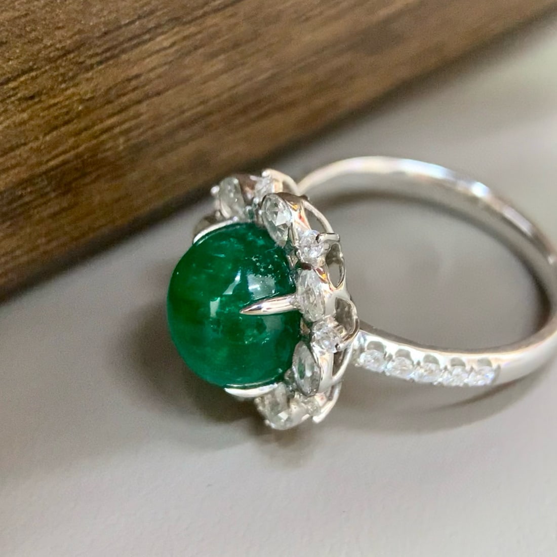 14k Gold 5.21 Ctw Vivid Green Natural Emerald & Diamond Ring - 2