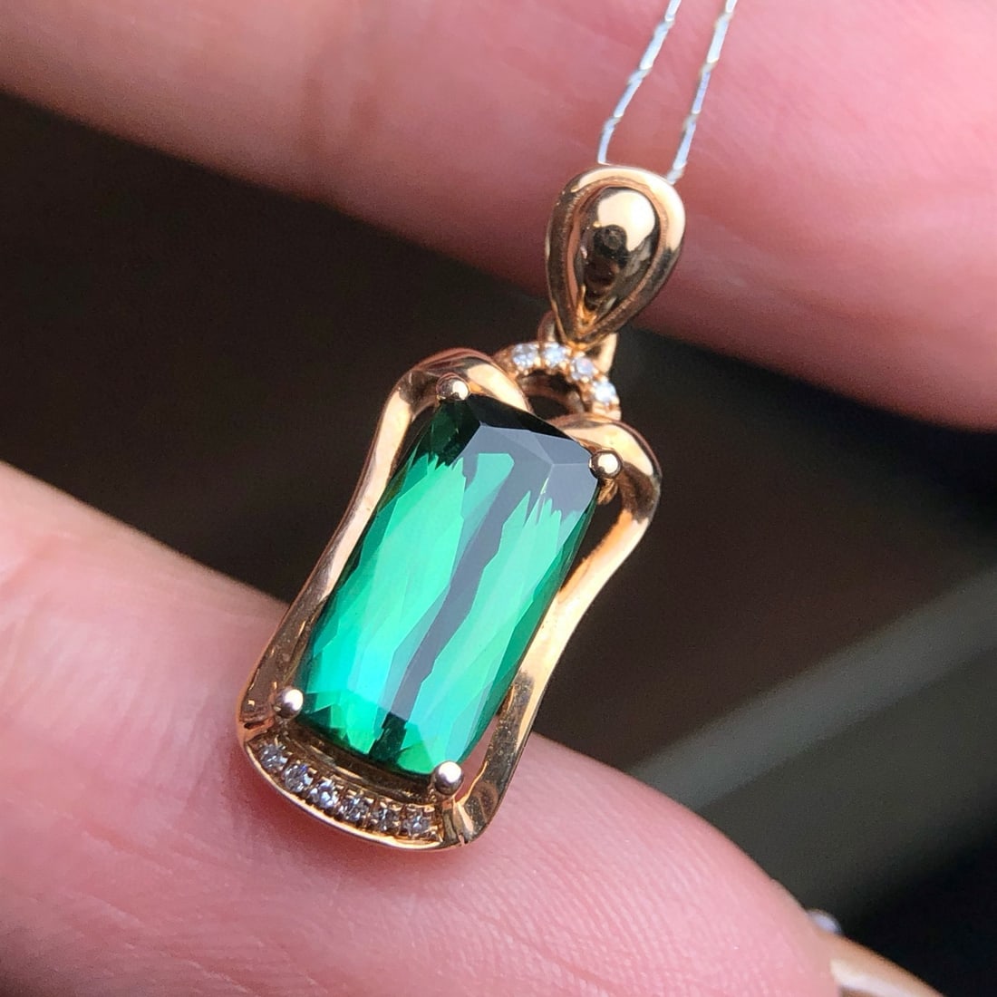 14k Gold 1.80 Ct Natural Tourmaline & Diamond Pendant( Without Chain ): Ref:230998237 // gold content:14k gold // main gemstone:tourmaline // shape:cushion // carat weight:1. 80ct // color:green // treatment:natural // // adjacent gemstone 2 : diamond // number of