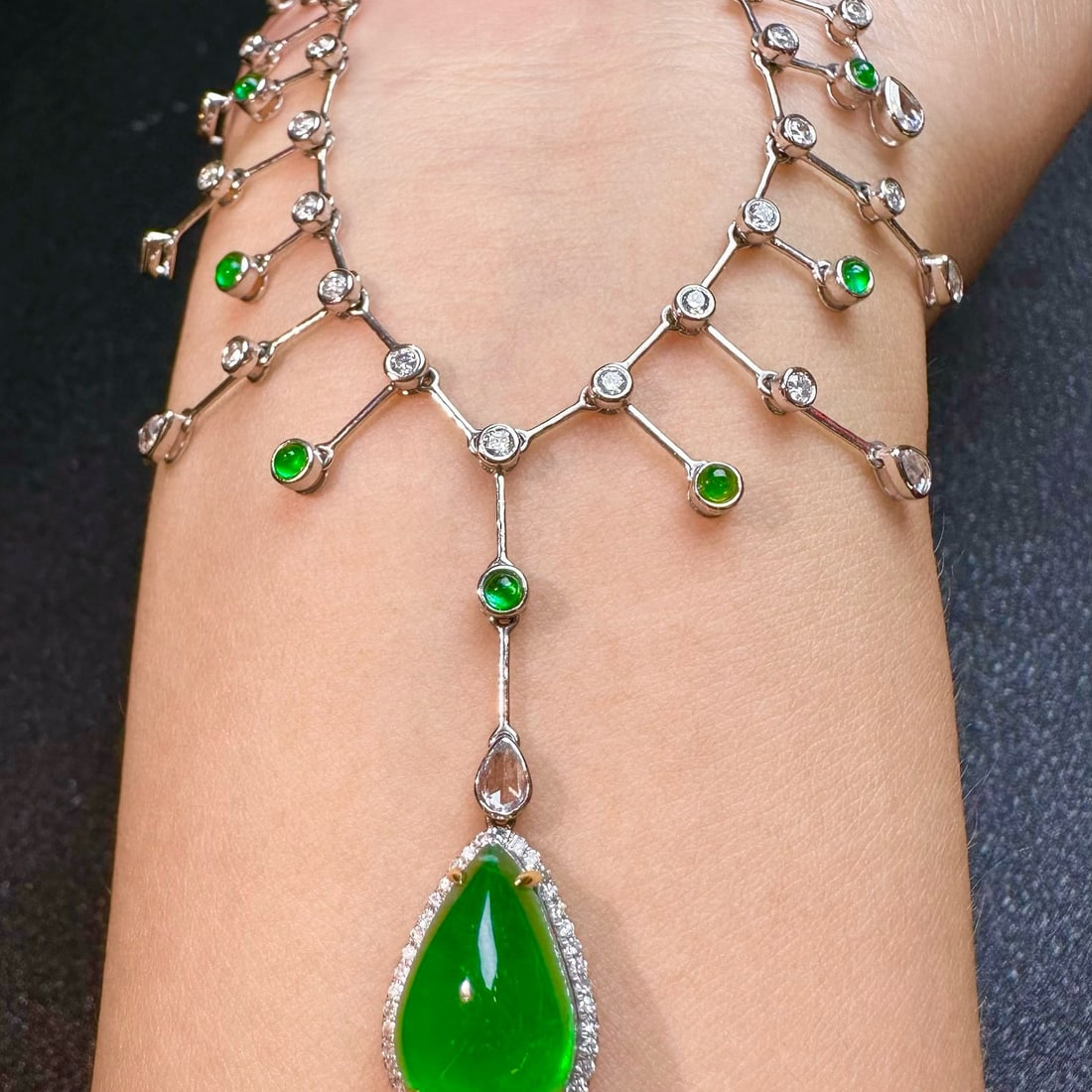 14k Gold 5.53 Ct Vivid Green Natural Emerald & Diamond Necklace: Ref:230998241 // gold content:14k gold // main gemstone:emerald // shape:pear // carat weight:5. 53ct // color:vivid green // treatment:natural // // adjacent gemstone 2 : diamond // shape:round //