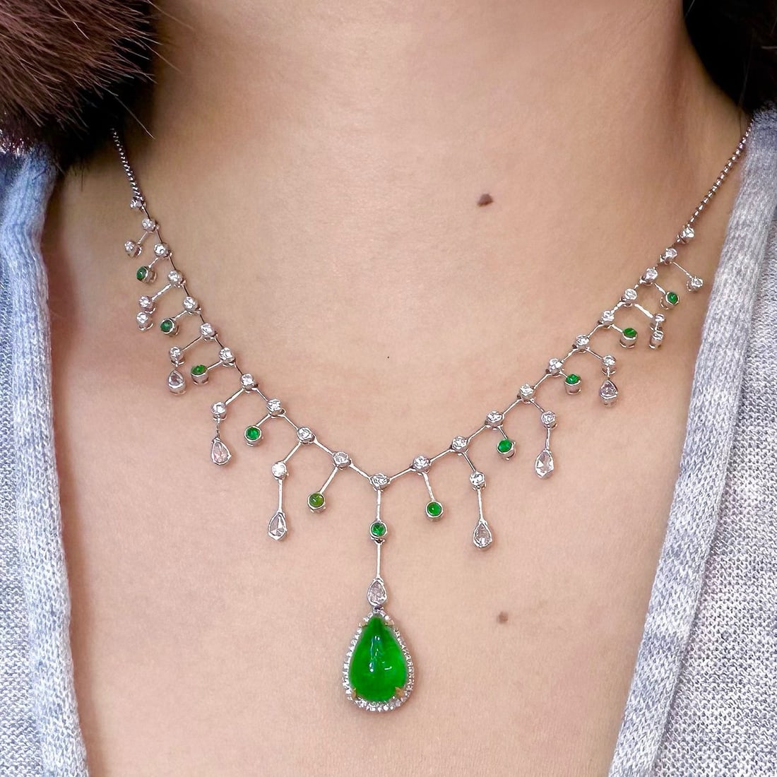 14k Gold 5.53 Ct Vivid Green Natural Emerald & Diamond Necklace - 4