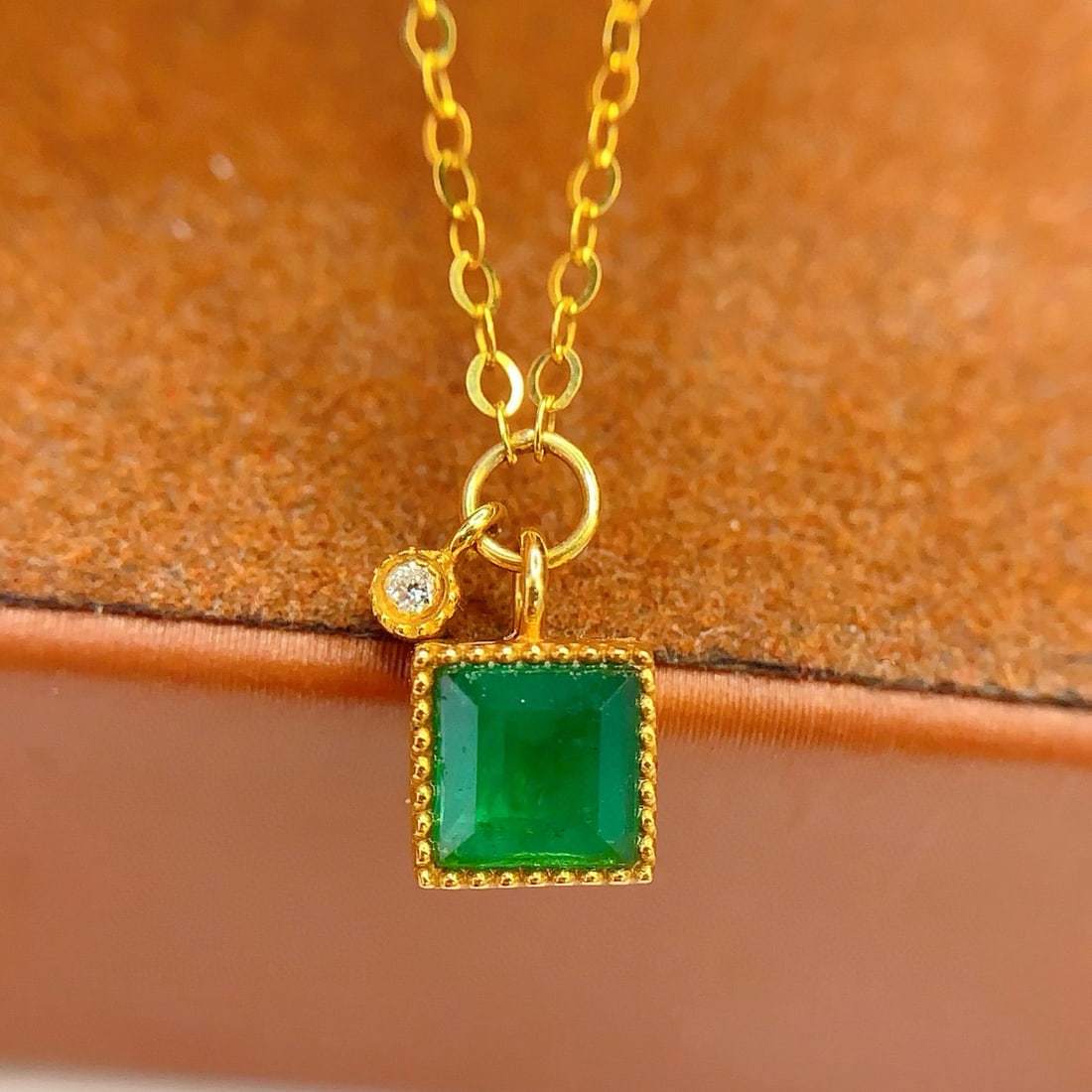 14k Gold 1 Ct Vivid Green Natural Emerald & Diamond Necklace: Ref:230998244 // gold content:14k gold // main gemstone:emerald // shape:square // carat weight:1ct // color:vivid green // treatment:natural // // adjacent gemstone 2 : diamond // number of stones:1