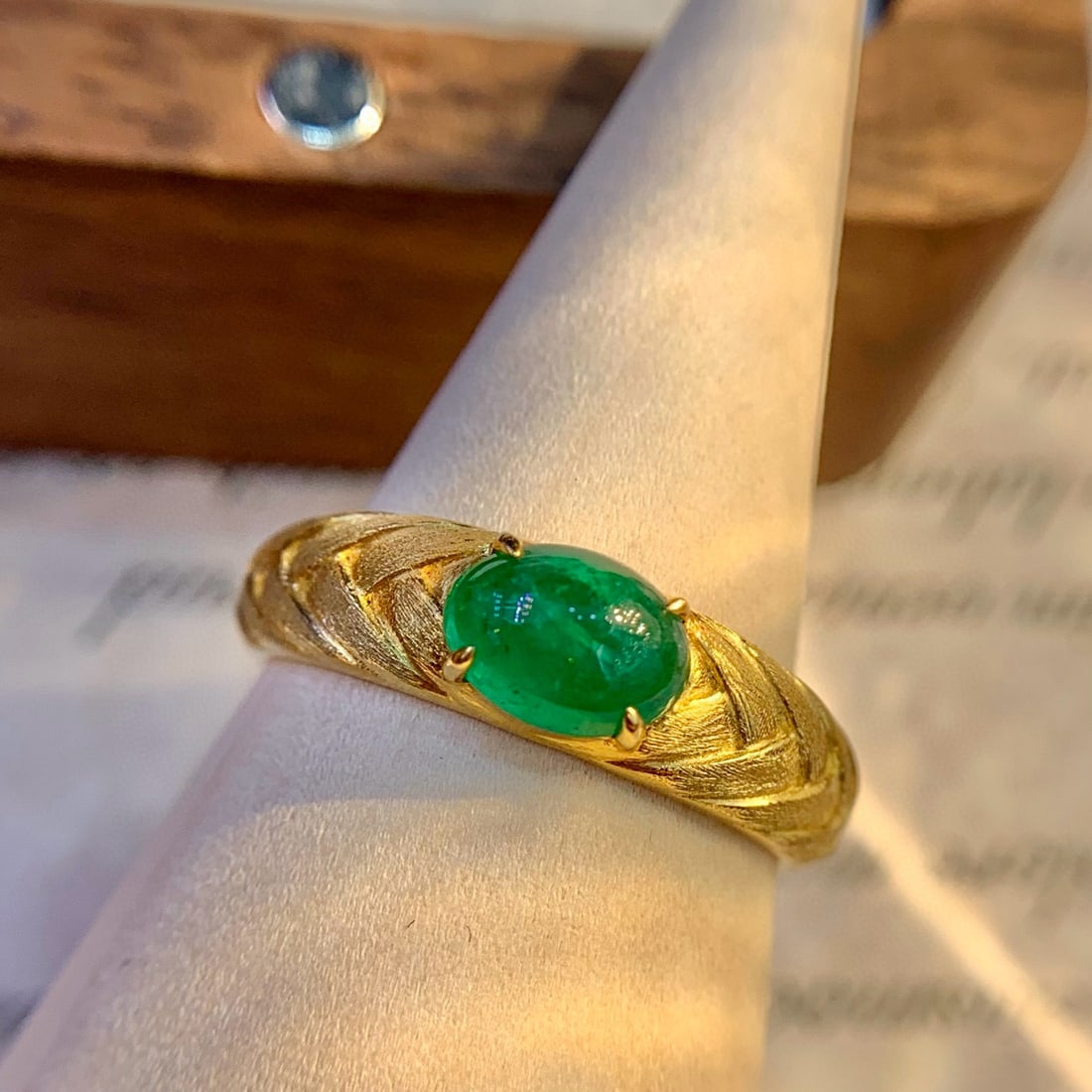 14k Gold 1 Ct Vivid Green Natural Emerald Ring - 2
