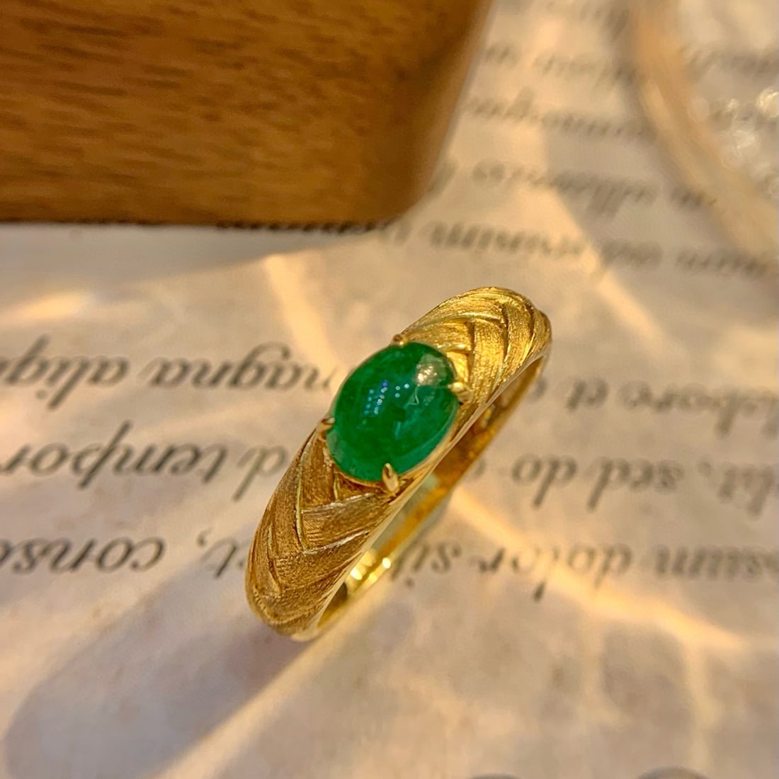 14k Gold 1 Ct Vivid Green Natural Emerald Ring - 4