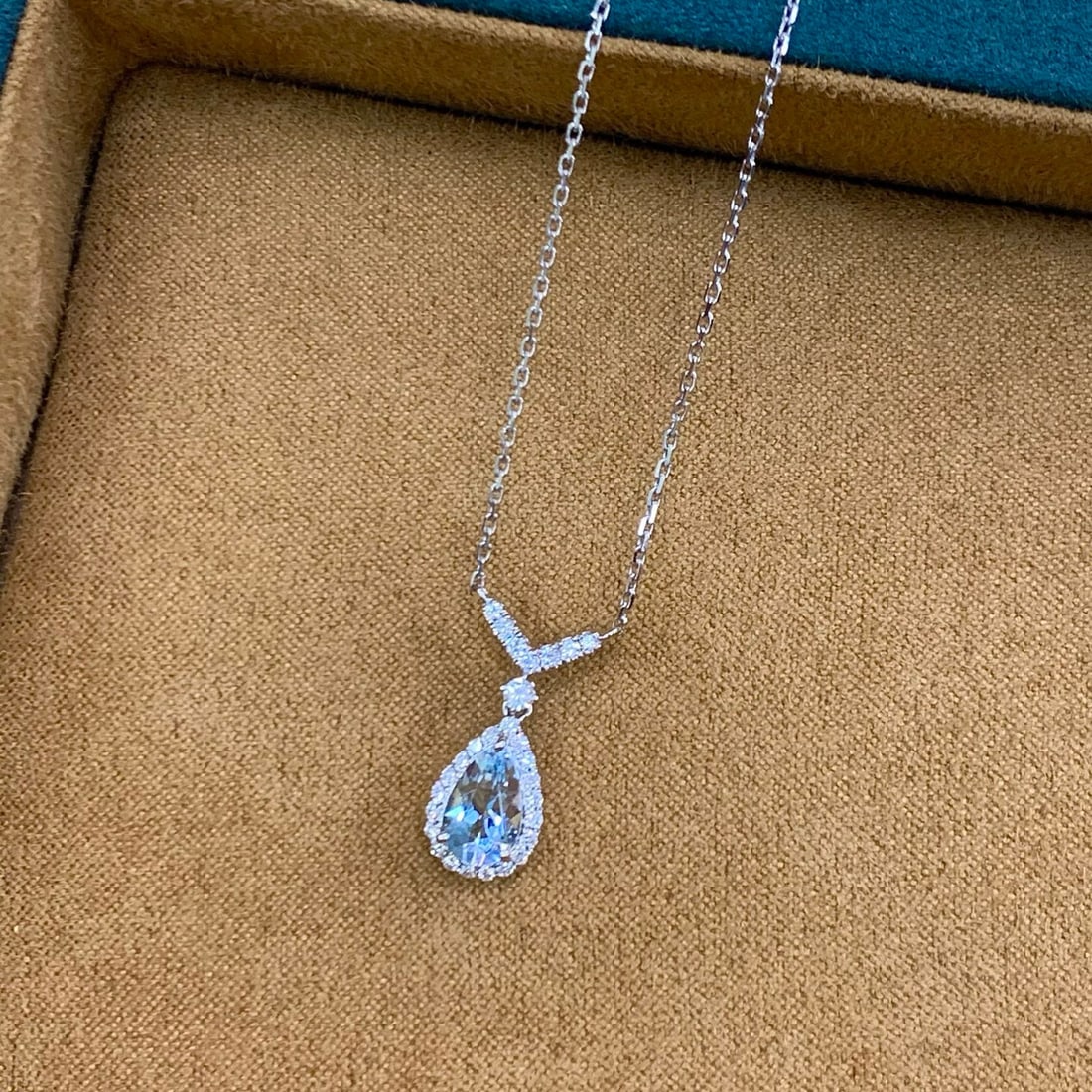14k Gold 1.02 Ctw Natural Aquamarine & Diamond Necklace: Ref:230998258 // gold content:14k gold // main gemstone:aquamarine // shape:pear // carat weight:0. 81ct // color:blue // treatment:natural // // adjacent gemstone 2 : diamond // shape:round // carat