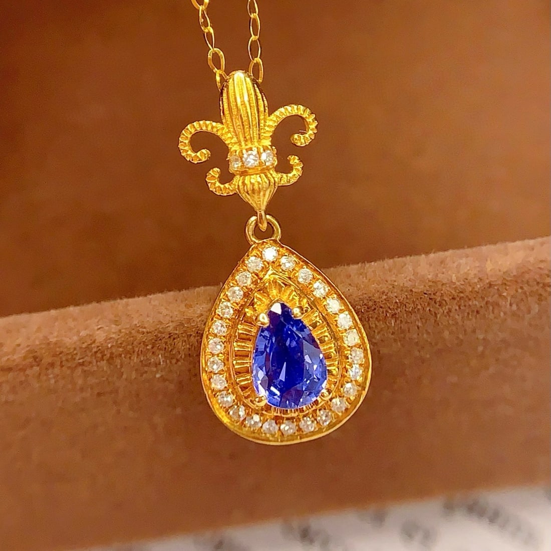 14k Gold 0.7 Ct Natural Sapphire & Diamond Necklace: Ref:230998248 // gold content:14k gold // main gemstone:sapphire // shape:pear // carat weight:0. 7ct // color:blue // treatment:natural // // adjacent gemstone 2 : diamond // number of stones:29 //