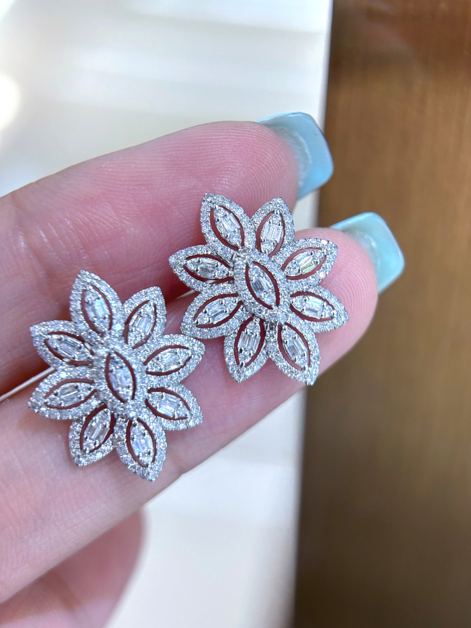 14k Gold 0.7 Ct Natural H Diamond Earrings: Ref:230998262 // gold content:14k gold // main gemstone:diamond // shape:multiply // carat weight:0. 7ct // clarity grade:vs-si // color:h // treatment:natural // High Estimate: 5000 Low Estimate: