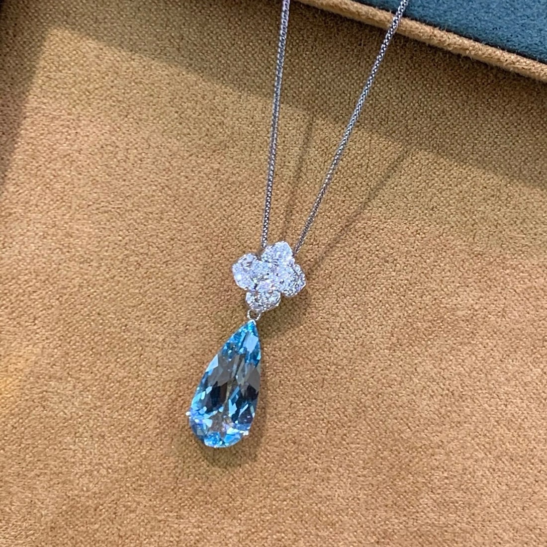 14k Gold 3.07 Ctw Natural Aquamarine & Diamond Pendant( Without Chain ): Ref:230998260 // gold content:14k gold // main gemstone:aquamarine // shape:pear // carat weight:2. 84ct // color:santa maria color // treatment:natural // // adjacent gemstone 2 : diamond // shape:ro