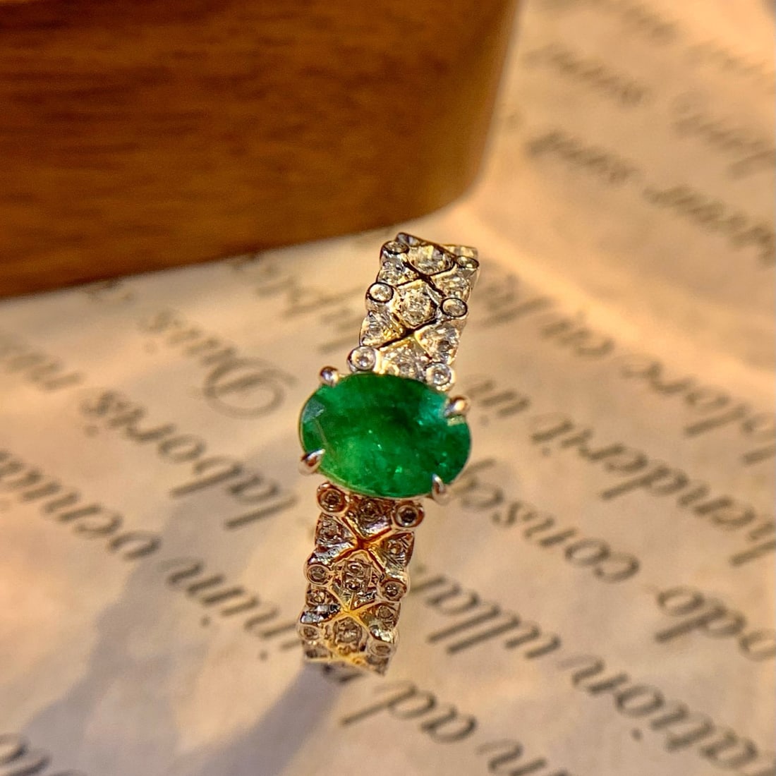 14k Gold 0.6 Ct Vivid Green Natural Emerald & Diamond Ring - 3