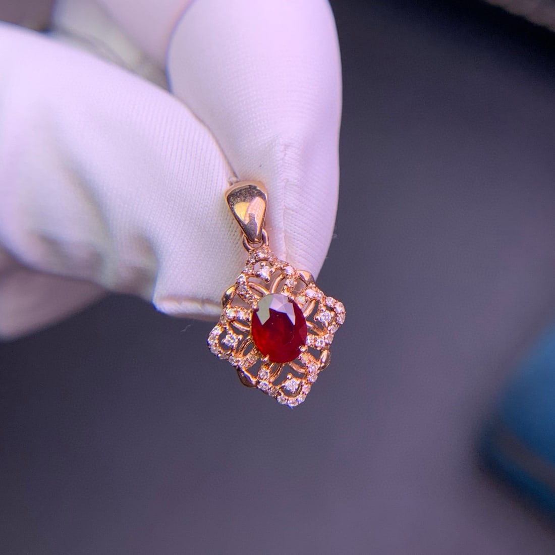 14k Gold 0.5 Ct Vivid Red Natural Ruby & Diamond Pendant( Without Chain ): Ref:230998269 // gold content:14k gold // main gemstone:ruby // shape:oval // carat weight:0. 5ct // color:vivid red // treatment:natural // // adjacent gemstone 2 : diamond // shape:round // clarity