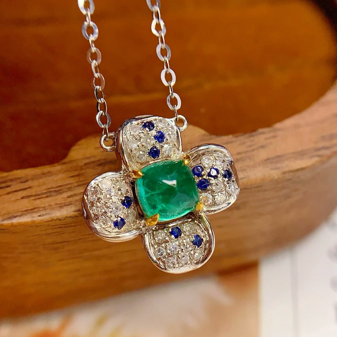 14k Gold 0.9 Ct Vivid Green Natural Emerald & Diamond & Sapphire Necklace: Ref:230998273 // gold content:14k gold // main gemstone:emerald // shape:suger-loaf // carat weight:0. 9ct // color:vivid green // treatment:natural // // adjacent gemstone 2 : diamond // number of st