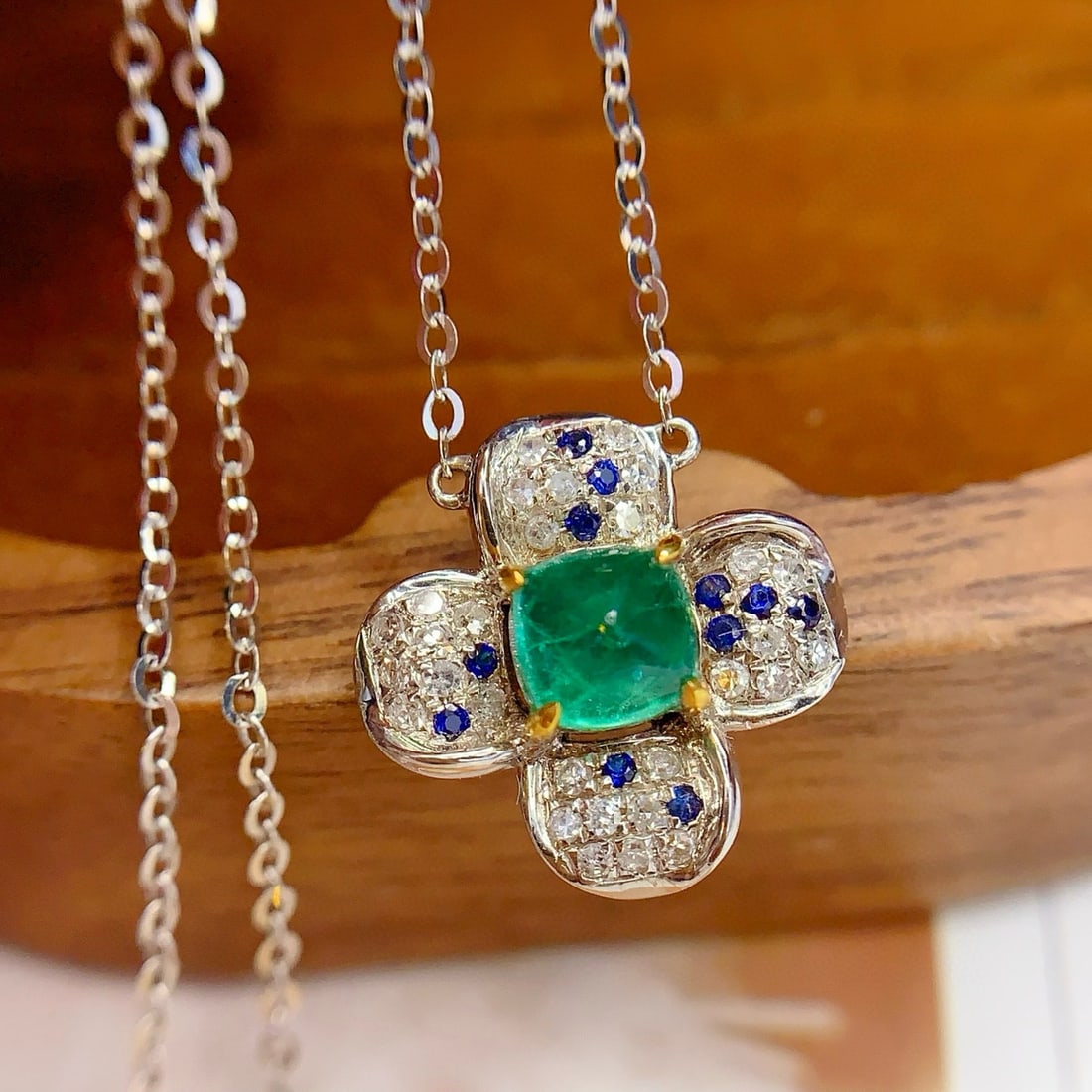 14k Gold 0.9 Ct Vivid Green Natural Emerald & Diamond & Sapphire Necklace - 2