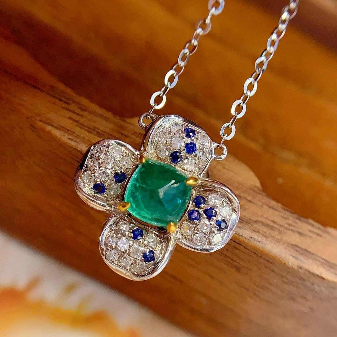 14k Gold 0.9 Ct Vivid Green Natural Emerald & Diamond & Sapphire Necklace - 3