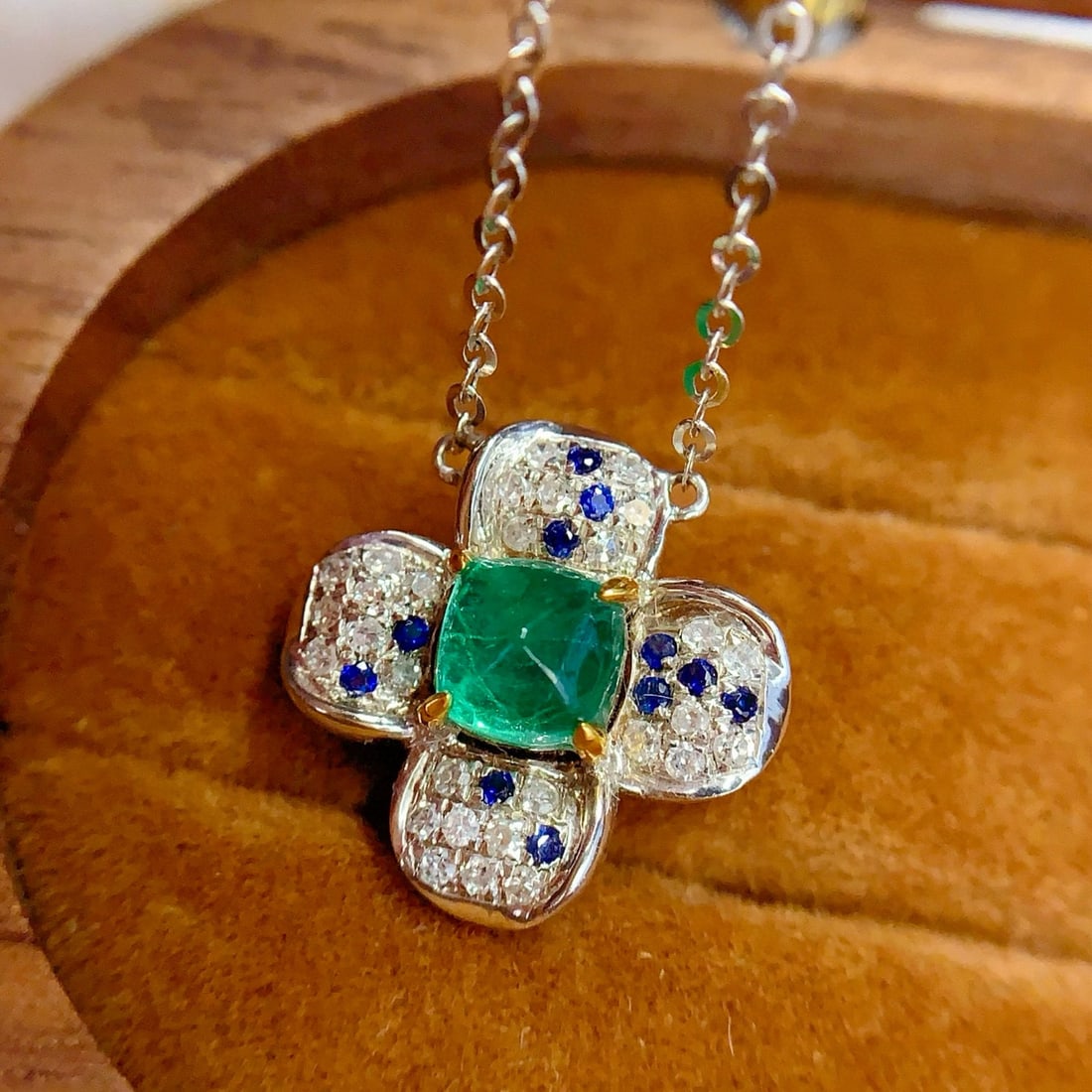14k Gold 0.9 Ct Vivid Green Natural Emerald & Diamond & Sapphire Necklace - 5