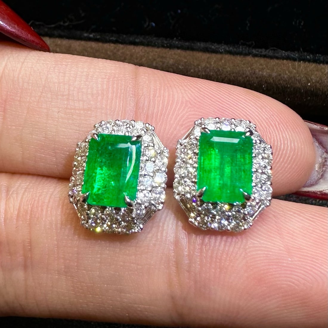 14k Gold 3.07 Ctw Vivid Green Natural Emerald & Diamond Earrings: Ref:230998292 // gold content:14k gold // main gemstone:emerald // shape:octagonal // carat weight:2. 28ct // color:vivid green // treatment:natural // // adjacent gemstone 2 : diamond //