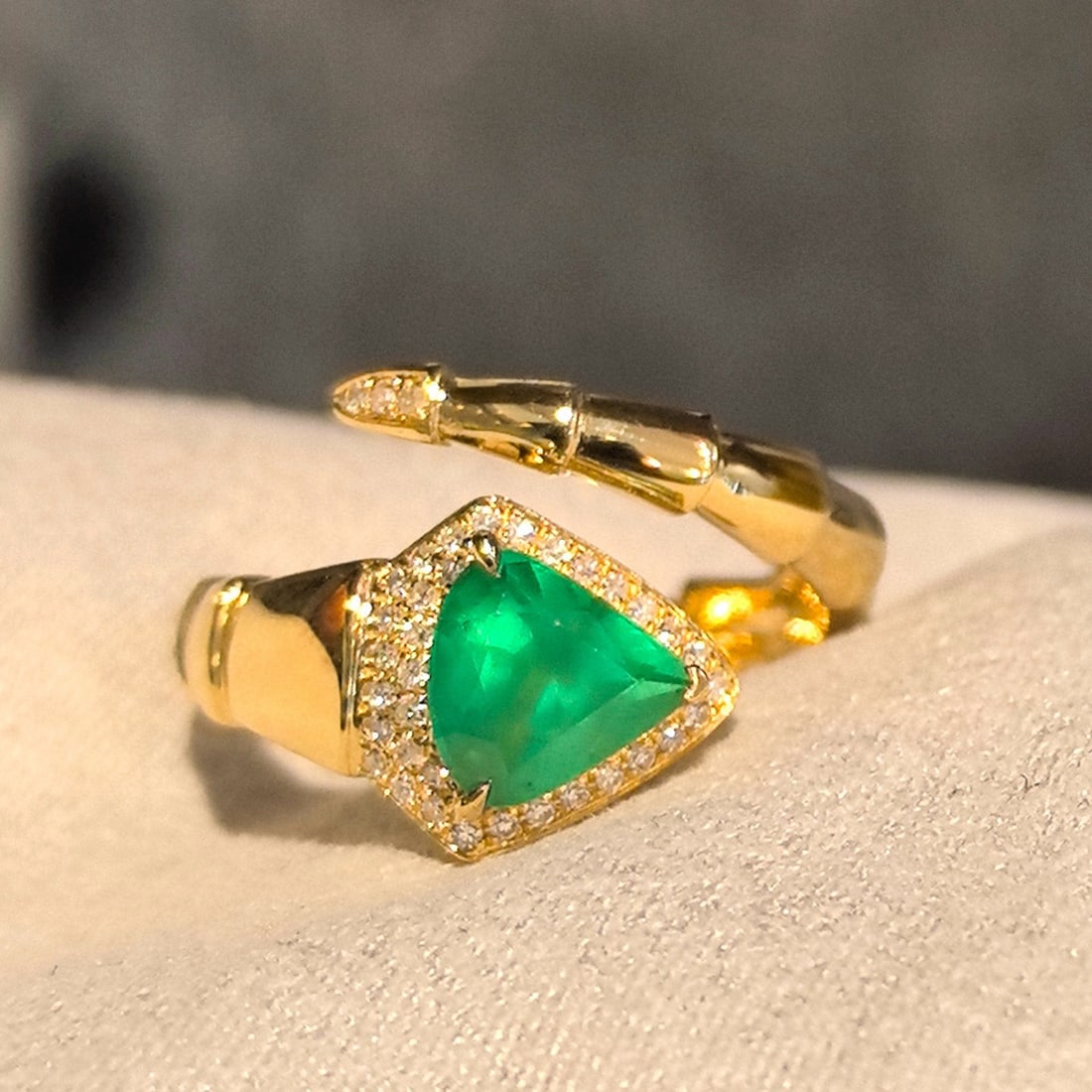 14k Gold 1.44 Ctw Vivid Green Natural Emerald & Diamond Ring: Ref:230998304 // gold content:14k gold // ring size:7. 25us // // main gemstone:emerald // shape:pear // carat weight:1. 25ct // color:vivid green // treatment:natural // // adjacent gemstone 2 : diam