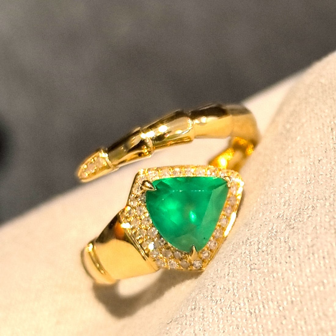 14k Gold 1.44 Ctw Vivid Green Natural Emerald & Diamond Ring - 4