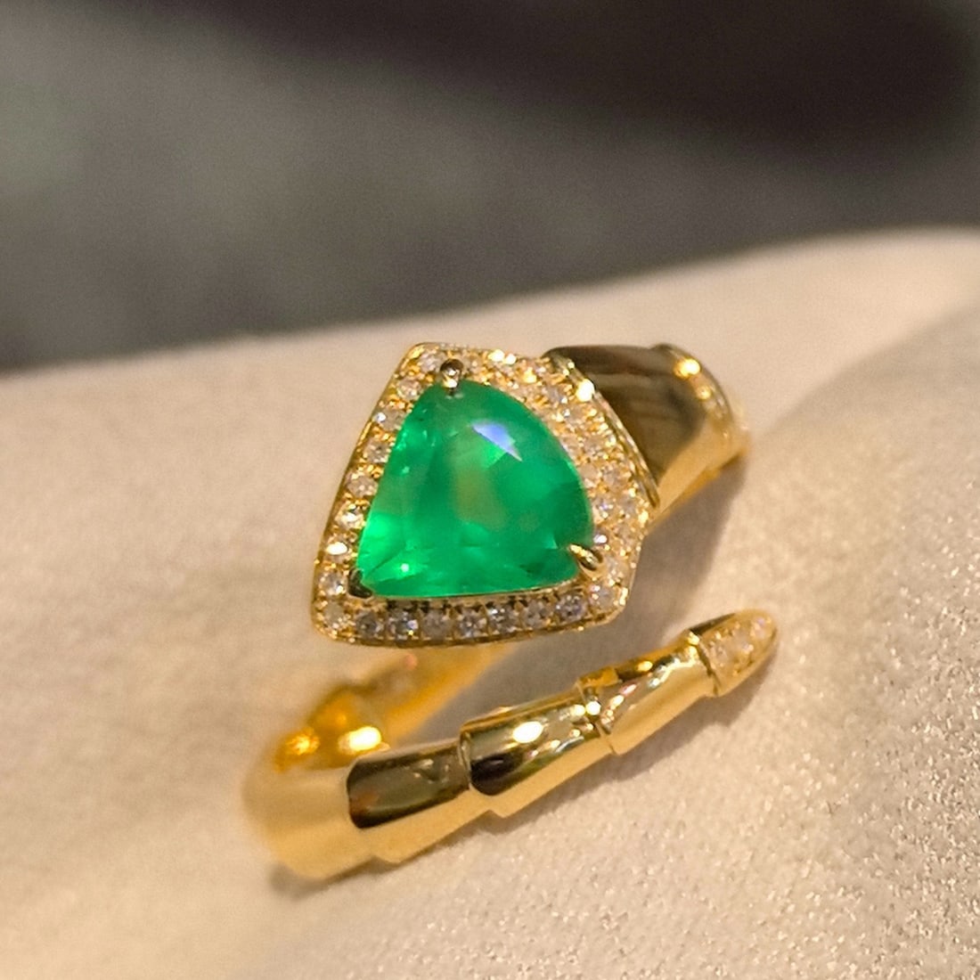 14k Gold 1.44 Ctw Vivid Green Natural Emerald & Diamond Ring - 5