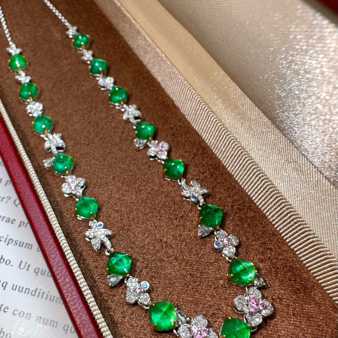 14k Gold 10.45 Ct Vivid Green Natural Emerald & Sapphire & Diamond Necklace: Ref:230998323 // gold content:14k gold // main gemstone:emerald // shape:suger-loaf // carat weight:10. 45ct // color:vivid green // treatment:natural // // adjacent gemstone 2 : sapphire //