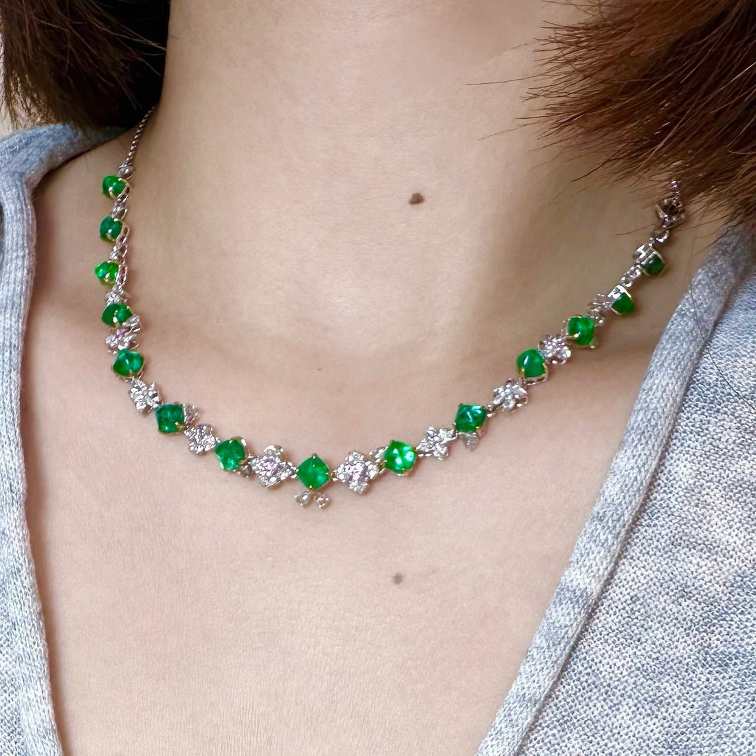 14k Gold 10.45 Ct Vivid Green Natural Emerald & Sapphire & Diamond Necklace - 4