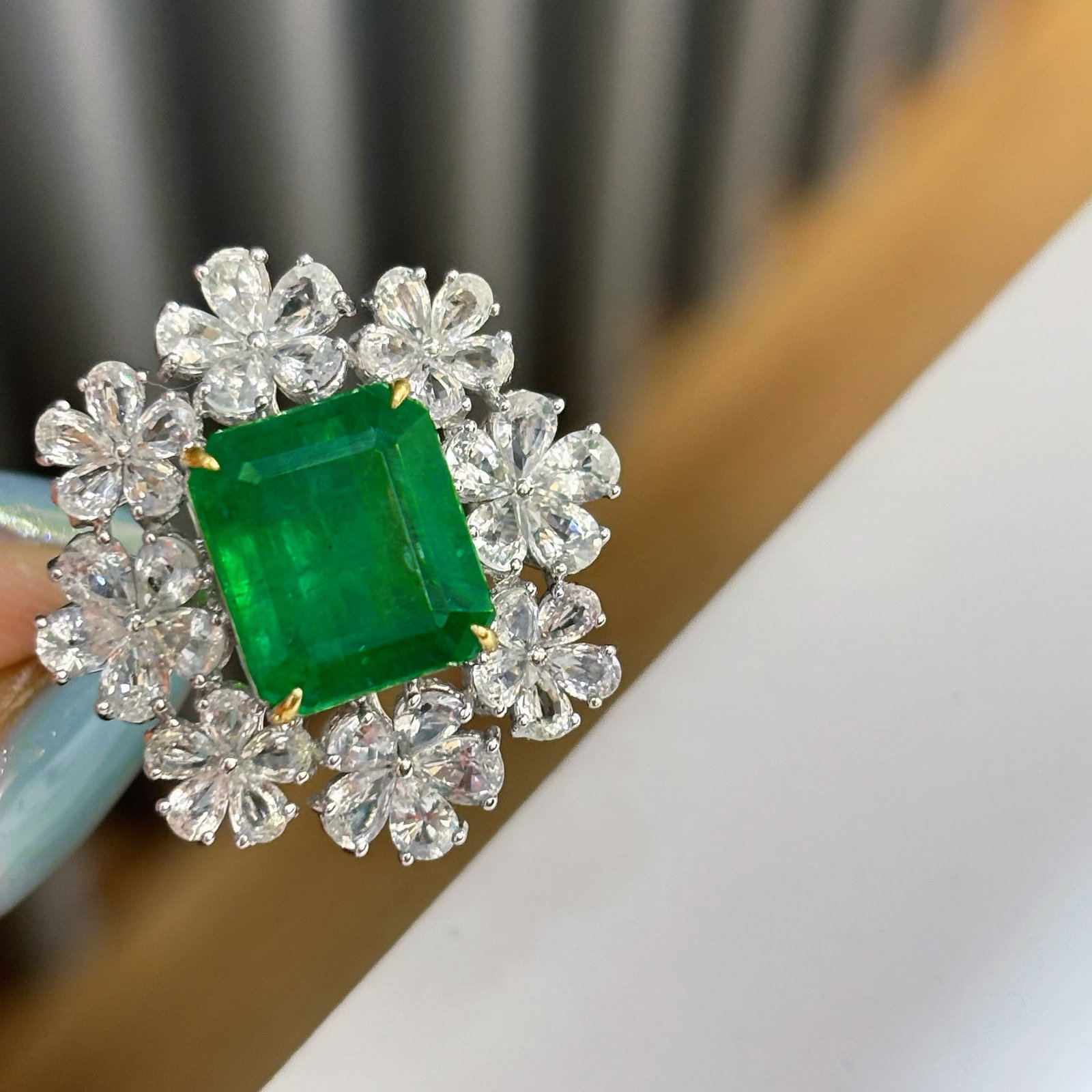 14k Gold 5 Ct Vivid Green Natural Emerald & Sapphire Ring: Ref:230998322 // gold content:14k gold // ring size:7. 25us // // main gemstone:emerald // shape:octagonal // carat weight:5ct // color:vivid green // treatment:natural // // adjacent gemstone 2 : sap