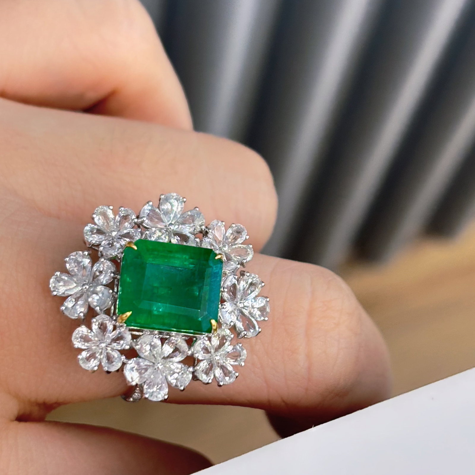 14k Gold 5 Ct Vivid Green Natural Emerald & Sapphire Ring - 2