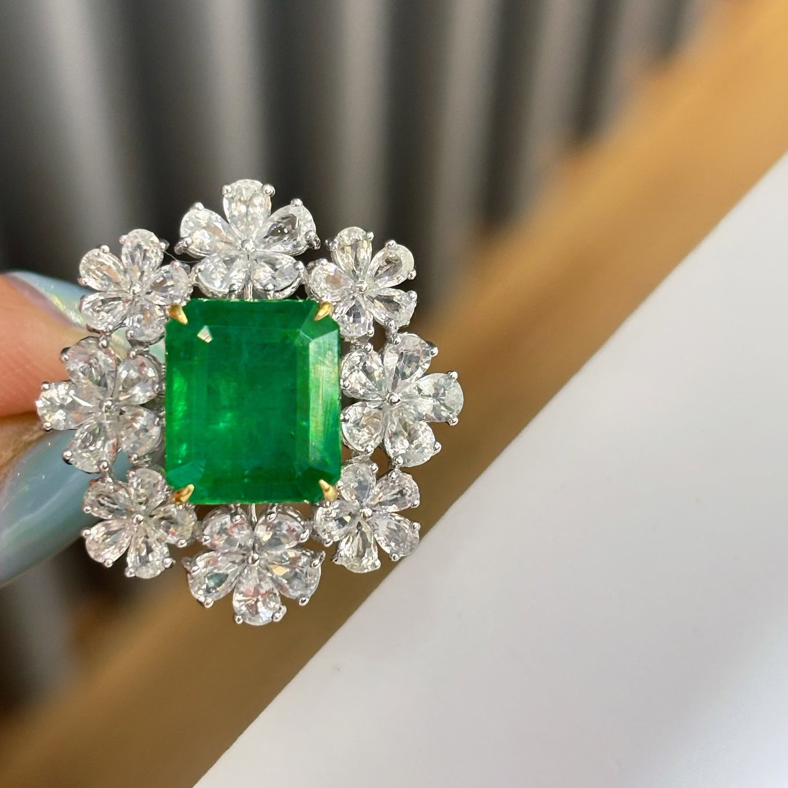 14k Gold 5 Ct Vivid Green Natural Emerald & Sapphire Ring - 3
