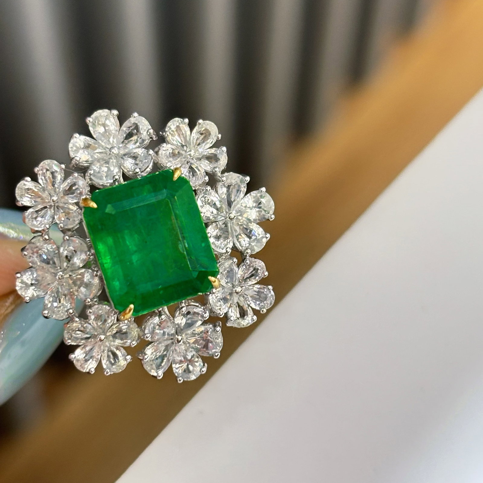 14k Gold 5 Ct Vivid Green Natural Emerald & Sapphire Ring - 4