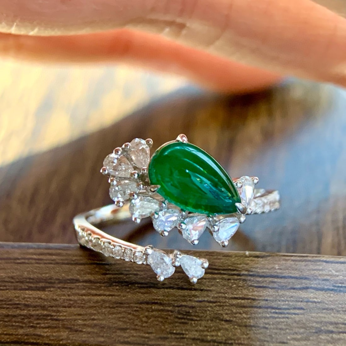 14k Gold 1.77 Ctw Vivid Green Natural Emerald & Diamond Ring: Ref:230998327 // gold content:14k gold // ring size:7. 25us // // main gemstone:emerald // shape:pear // carat weight:1. 32ct // color:vivid green // treatment:natural // // adjacent gemstone 2 :