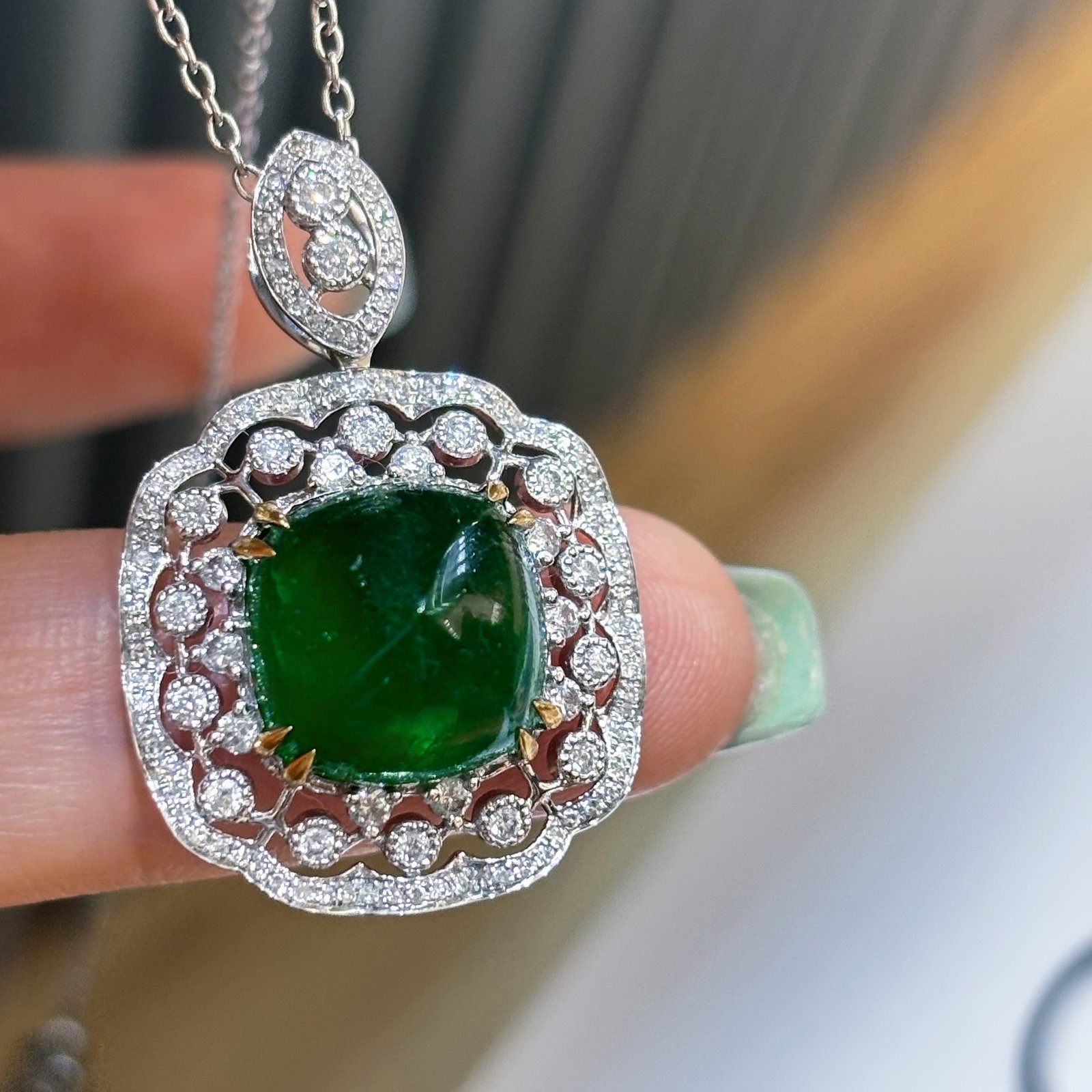14k Gold 6.8 Ct Vivid Green Natural Emerald & Diamond Pendant( Without Chain ): Ref:230998326 // gold content:14k gold // main gemstone:emerald // shape:suger-loaf // carat weight:6. 8ct // color:vivid green // treatment:natural // // adjacent gemstone 2 : diamond // shape:round 