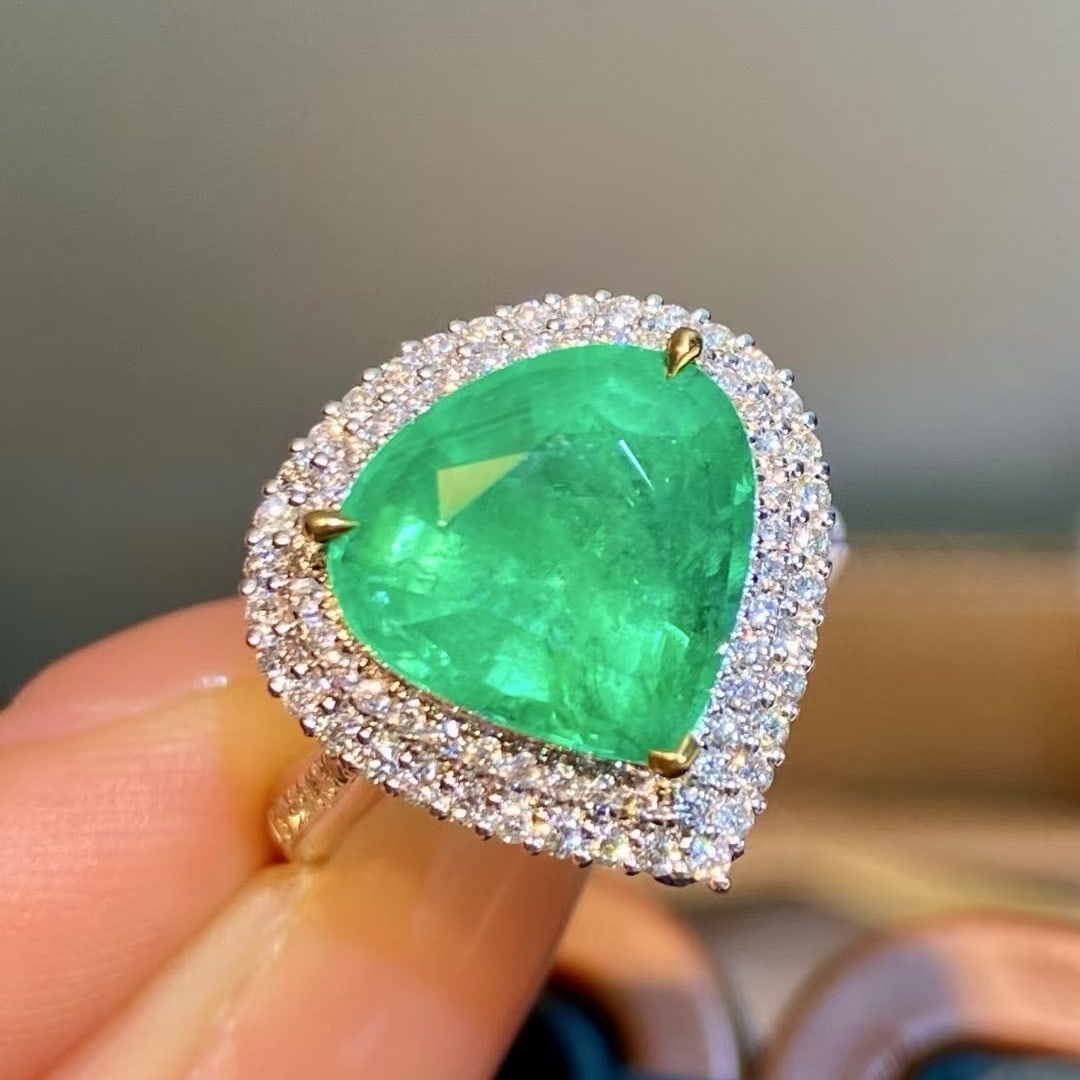 14k Gold 6.15 Ctw Natural Emerald & Diamond Ring: Ref:230998331 // gold content:14k gold // ring size:7. 25us // // main gemstone:emerald // shape:pear // carat weight:5. 5ct // color:green // treatment:natural // // adjacent gemstone 2 : diamond // 
