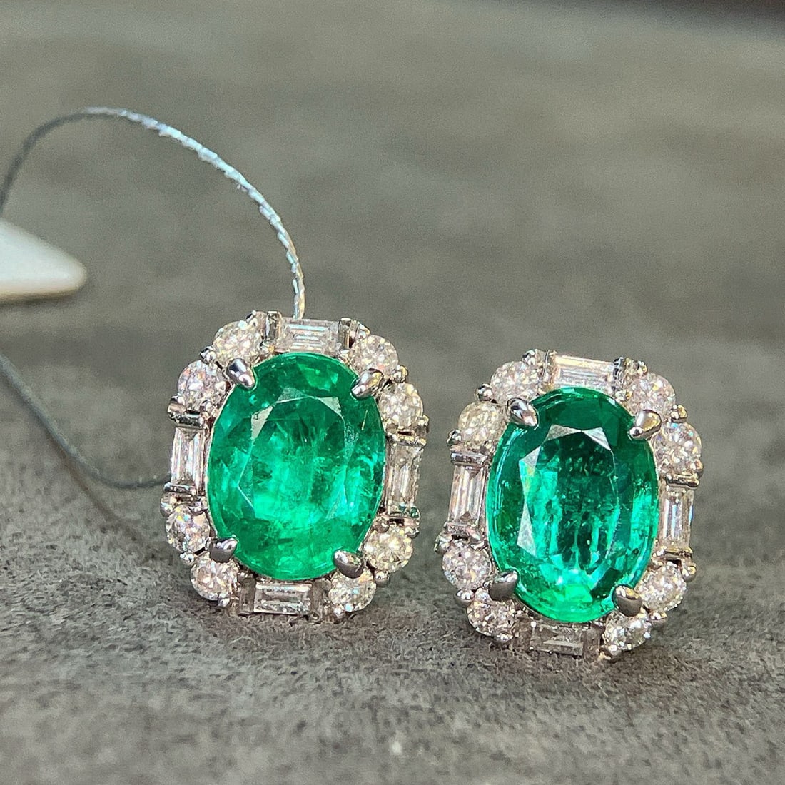 14k Gold 2.76 Ctw Vivid Green Natural Emerald & Diamond Earrings: Ref:230998332 // gold content:14k gold // main gemstone:emerald // shape:oval // carat weight:2. 2ct // color:vivid green // treatment:natural // // adjacent gemstone 2 : diamond // shape:multiply //